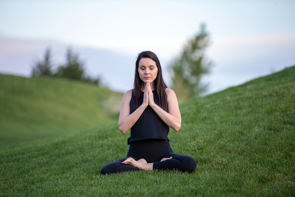 Persona practicando yoga al aire libre